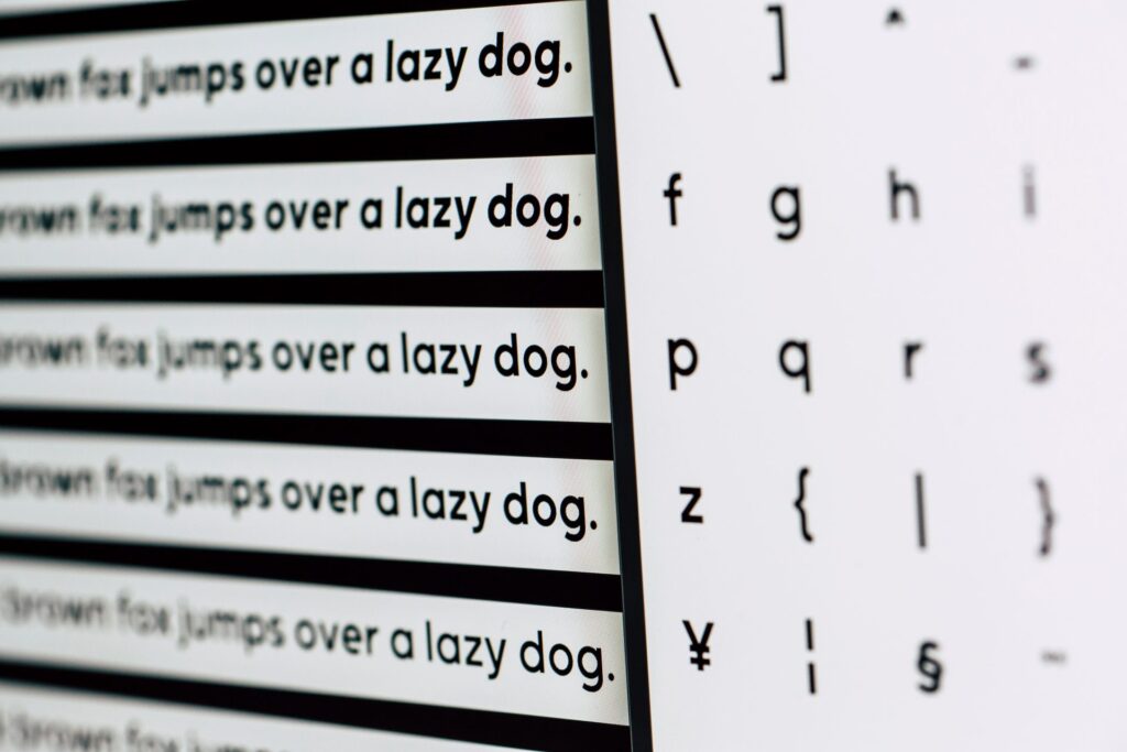 tietokoneen näyttö, jossa näkyy erilaisia ​​fontteja